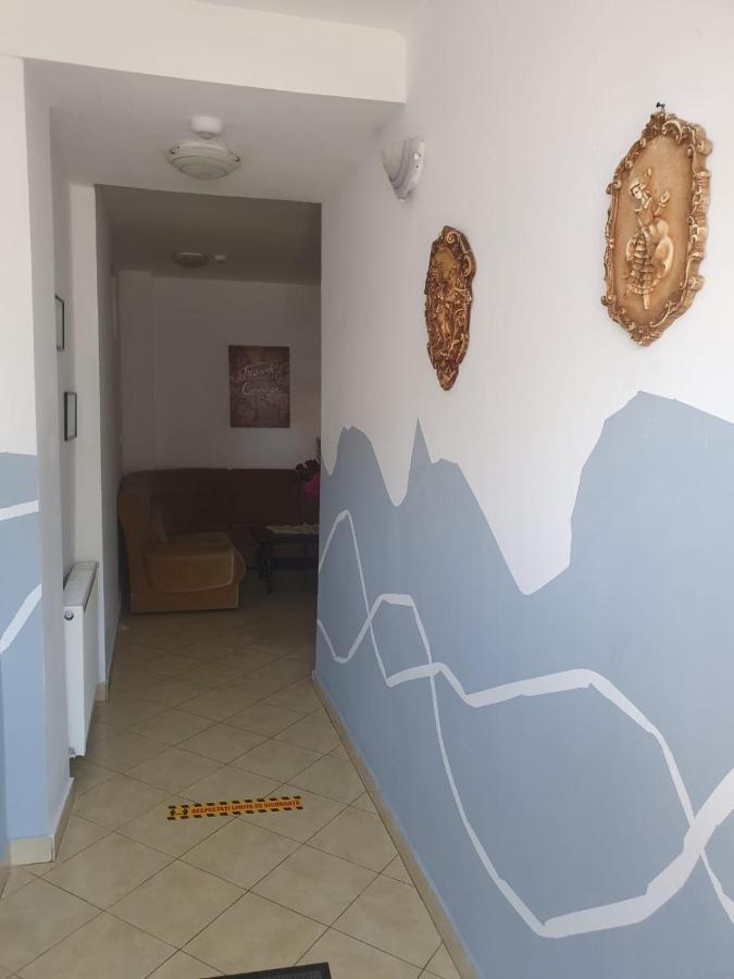 Relax Haus Hotel Hunedoara Exterior foto
